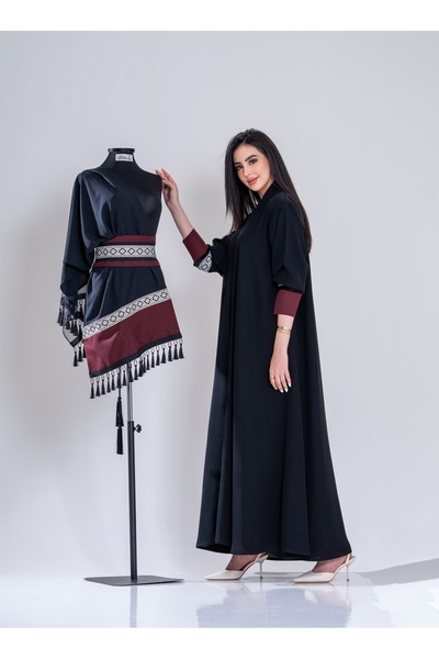 Al Afnan Boutique عبايه من قماش الكريب الملكي الاسود مزينه باللون البرقندي ول...