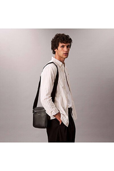 Calvin Klein حقيبة كاميرا كالفن كلاين للرجال باللون الأسود مايكرو بيبل رايزد ...