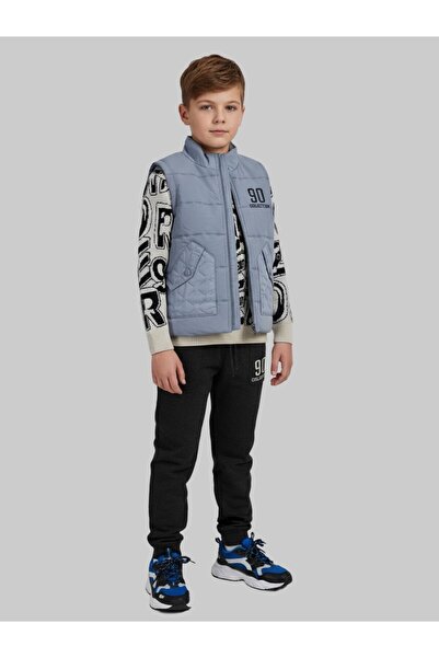 kinzi fashion This boys' winter suit combines style and comfort. The design includes a stylish jacket and comfortable trousers.