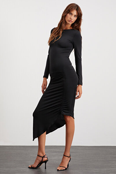 ETHIQUET فستان كلوديا النسائي طويل الأكمام غير متماثل من قماش مرن شبه لامع باللون الأسود