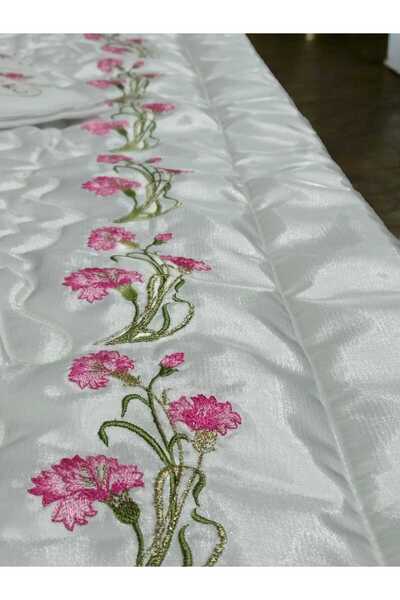 BAŞ TASARIM Pembe Karanfil İşlemeli Beyaz Seccade