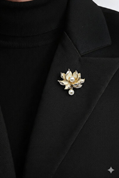 AGAPI İnci Detaylı Lotus Çiçeği Broş | Zarif ve Şık Kadın Aksesuarı