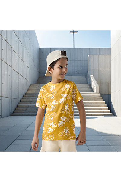 Juniors تي شيرت بأكمام قصيرة مطبوع بنقشة أوراق الشجر على كامل القطعة