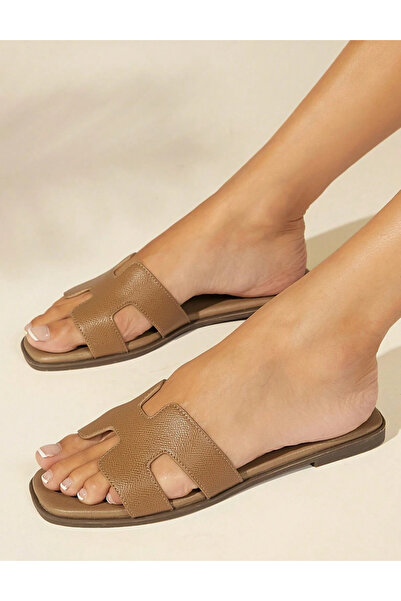 Sheya Shein flip-flops, beige