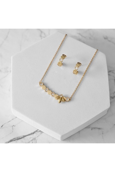 Un طقم اكسسوار زركون ناعم (عقد + حلق) بتصميم أنيق