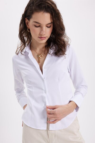 Tudors Kadın Slim Fit Dar Kesim Pensli Vucüda Oturan Uzun Manşet Beyaz Gömlek