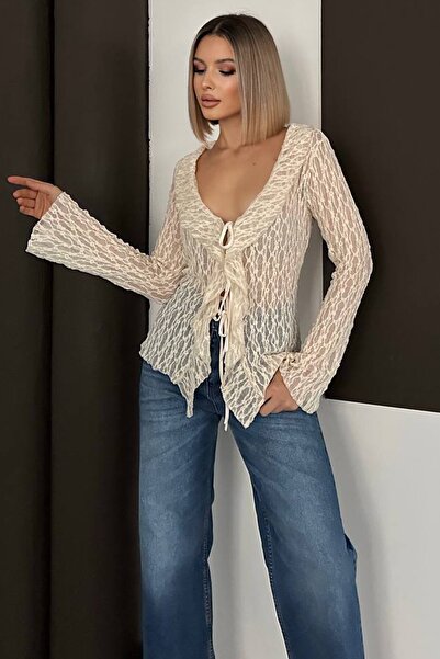 Trend Alaçatı Stili Bluză de damă ecru din dantelă texturată cu detaliu de le...