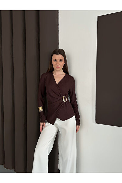 MODAMERSİ بلوزة نسائية باللون البني بأزرار على الجهتين مع تفاصيل إكسسوارات مطبوع