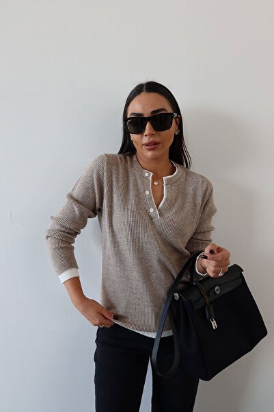 Özge Özgenç Tricotaj în două culori cu nasturi Hakim Yaka