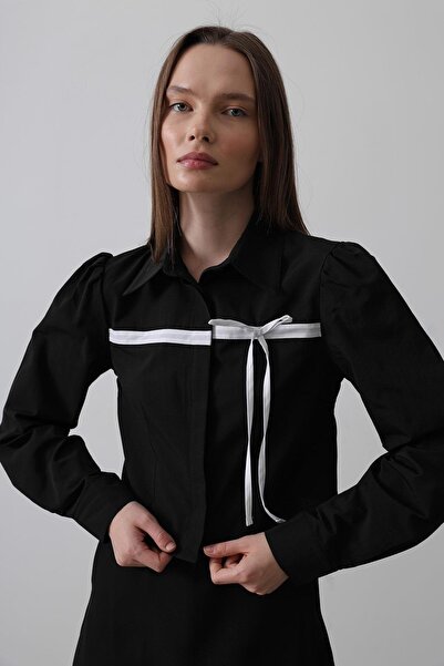 Trend Alaçatı Stili قميص نسائي أسود مع فيونكة متباينة في الأمام Vs00518