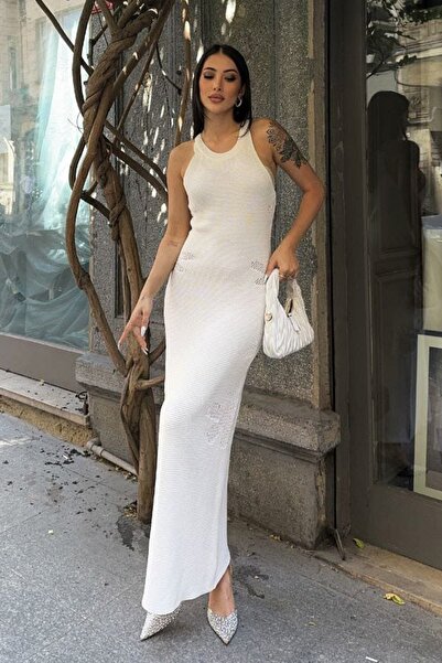 Trend Alaçatı Stili Kadın Beyaz Çiçek Detaylı Askılı Maxi Boy Triko Elbise Vs...