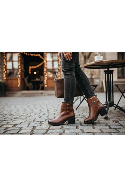 BAYRAMOĞLU KUNDURA حذاء نسائي قصير من الجلد الطبيعي مع تفاصيل مشبك متقاطع