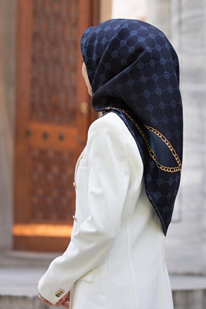 Vissona % 57 İPEK %43 VİSKON Twill İpek Zincirli Ve Monogram Desenli Lacivert - İndigo Renkli 90x90 Eşarp Di