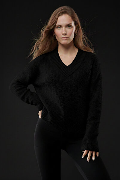 studio fashion 1988 Women's Black Oversized V-Neck Soft Textured Sweater