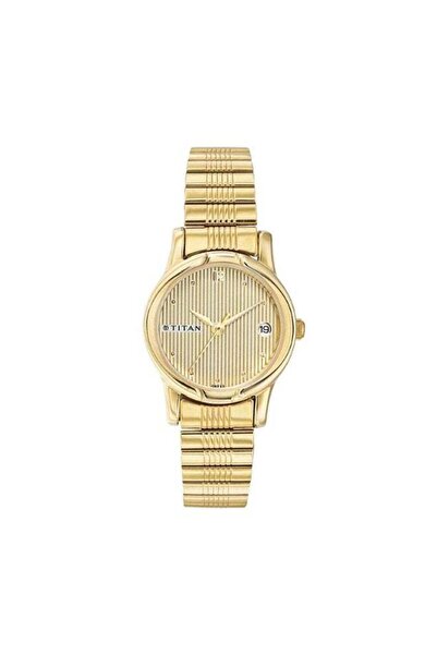 Titan ساعة كاريشما النسائية 2490YM04 - مينا بلون الشمبانيا، سوار من الفولاذ ا...