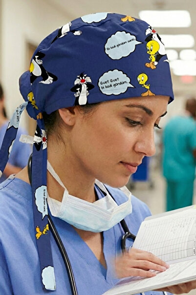 Lion Üniforma Bi Kedi Gördüm Sanki Desenli Cerrahi Bone Unisex – Likralı Doktor Hemşire Bonesi