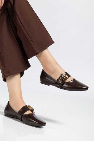 SEDRİK yeni sezon sadeliğiyle dikkat çeken yandan bantlı toka detaylı yürürke...