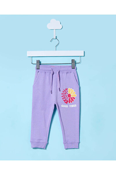 REDTAG بنطلون رياضي مطبوع عليه عبارة "طاقة إيجابية" باللون الليلكي للفتيات ال...