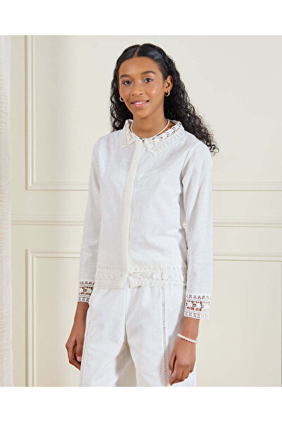 REDTAG بلوزة بيضاء للبنات في المرحلة الثانوية مزينة بتطريز كروشيه على الياقة