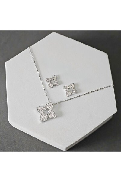 Un طقم اكسسوار زركون ناعم بتصميم زهرة – عقد وأقراط أنيقة