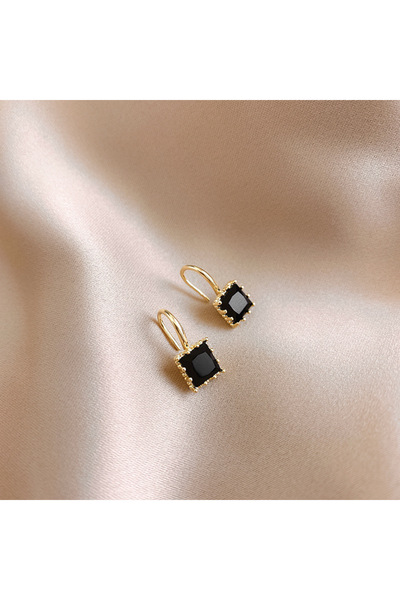 Choice أقراط أوبيغا مربعة الشكل مطلية باللون الأسود، مرصعة بحجر كريستالي، مصن...