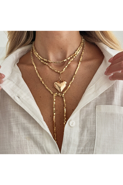 Choice قلادة شيكسين الذهبية الأنيقة على شكل قلب، مزينة بسلسلة طويلة من الخرز بتصميم كلاسيكي.