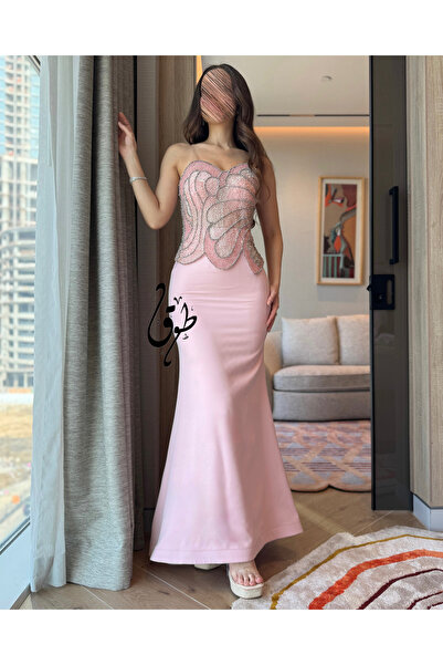 toog فستان سهرة طويل مطرز بتفاصيل فاخرة بلون وردي ناعم