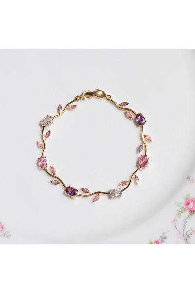 Choice سوار معصم ذهبي اللون مرصع بالزركونيا المكعبة الوردية ومزين بأزهار الكر...