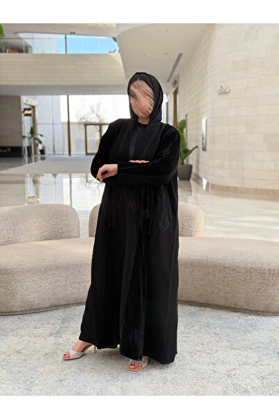 thaayira عباية سوداء مطرزة هندسية فاخرة بقماش مخمل وشيفون | قصة واسعة أنيقة