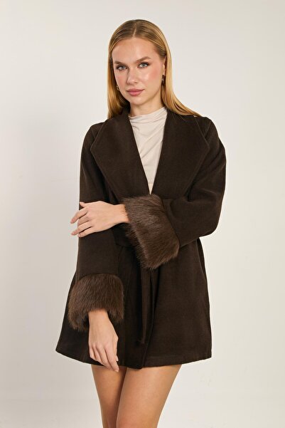 BARRELS AND OIL معطف الكشمير المفصل بالفرو للنساء - بني