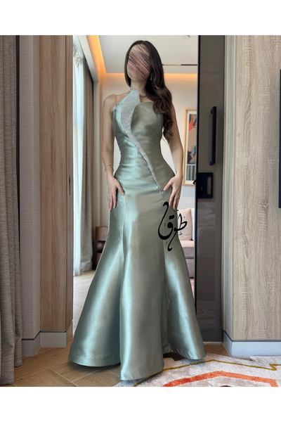 toog فستان سهرة ساتان أخضر فاتح بقصة ميرميد وتفاصيل لامعة