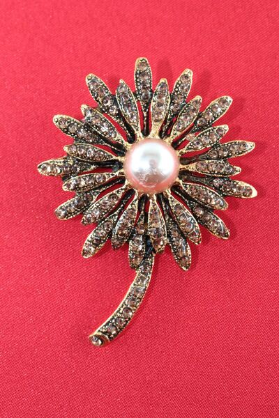 KEEBA Seviyor Sevmiyor Papatya Broş, Kristal taşlı incili eskitme gold renkli...