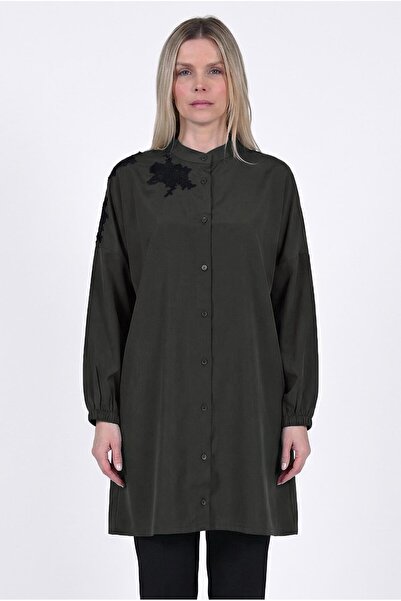 Invee قميص بتفاصيل الدانتيل باللون الكاكي