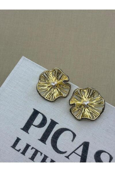 Hedef Bijuteri أقراط بتصميم ذهبي مع تفاصيل سوداء وحجر الزركون على شكل زهرة غي...