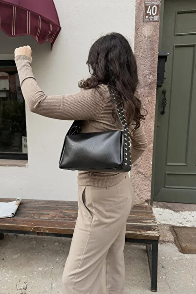 Cersei حقيبة كتف نسائية سوداء من طراز تروك وتفاصيل مزخرفة على شكل دبابيس