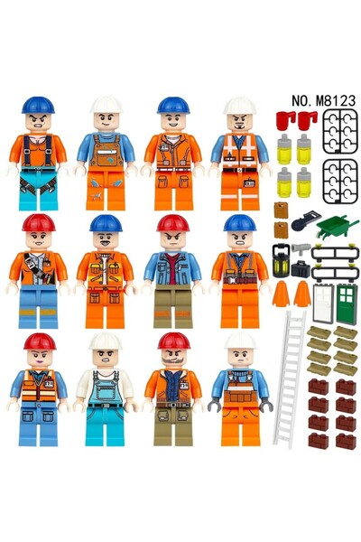 Choice عمال البناء، ومهندسو المدن، والأطفال يقومون بتجميع ألعاب صغيرة.