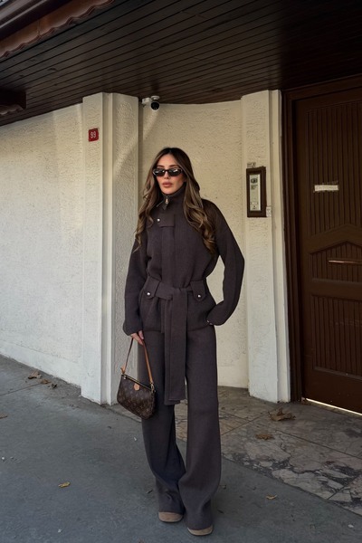 Laluvia طقم تريكو بتصميم ياقة مرتفعة متوسطة الطول أحزمة باللون البني - 0808