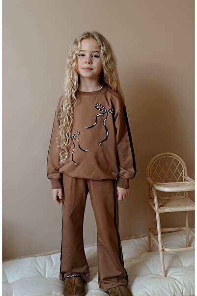 Patriko SET PENTRU FATĂ CU DETALII DE PĂLĂRIE DE PERLE, SEZON NOU, 2 fire, pantaloni largi, sport și elegant