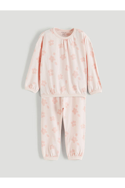 LC Waikiki اصنعِ أناقتك مع مجموعة بيجاما للفتيات الصغيرات ذات الياقة الدائرية...