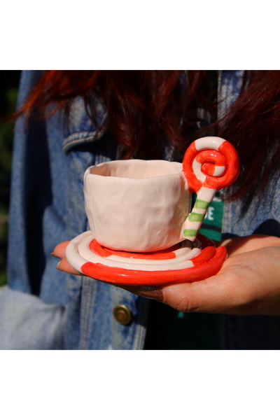 Lily & Loly Ceramics فنجان قهوة تركي من السيراميك مصنوع يدويًا بمقبض على شكل حلوى المصاصة - فنجان فردي مع صحن على شكل حلوى المصاصة