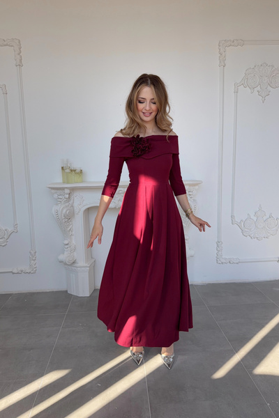 HELİS BUTİK Бургундска рокля с мадонна яка и розови детайли