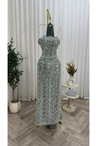 LAMSAT LATIN فستان سهرة طويل بقصّة أنيقة تبرز القوام