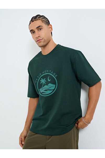 Styli تيشيرت رجالي أخضر قصة فضفاضة برسومات من أواسيس