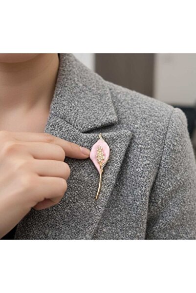 Daily Bazaar Taşlı ve Mine İşçilikli Calla Lily (Gelin Çiçeği) Broş