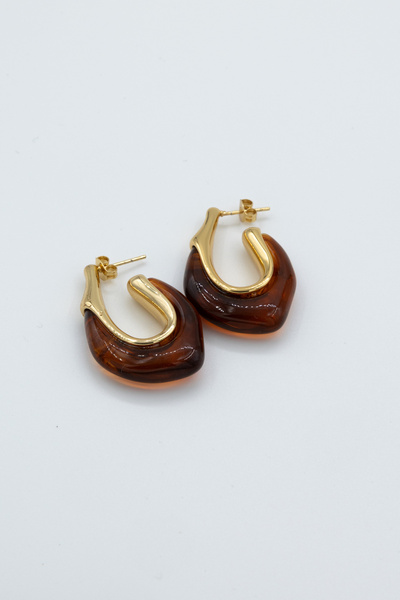 Limosse Jewelry أقراط فولاذية بتفاصيل من الراتنج البني من باي