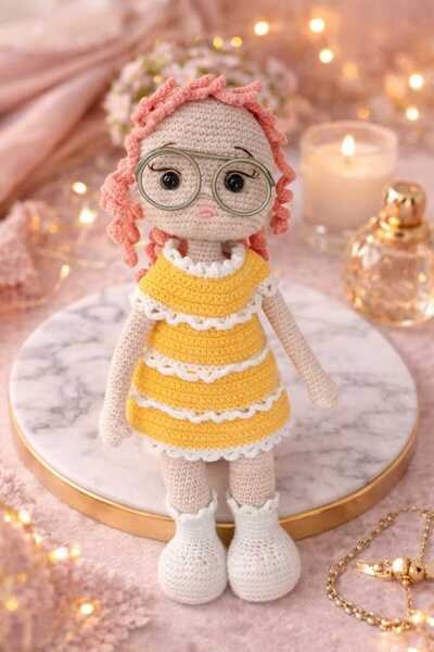 Mireya Kids El Yapımı Amigurumi Kız Bebek Oyuncak | Gözlüklü Sarı Elbiseli Ör...