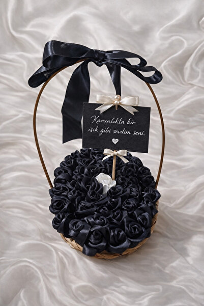 Serra Siyah Beyaz Saten Gül Aranjmanı