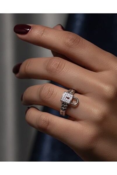 Nurtakı خاتم قابل للتعديل مرصع بالحجر مع رمز القفل الأنيق