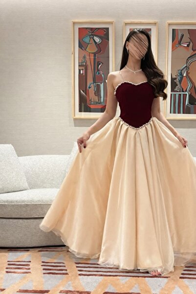 tsuwahen A royal evening dress combining a burgundy velvet bodice adorned with delicate embroidery,