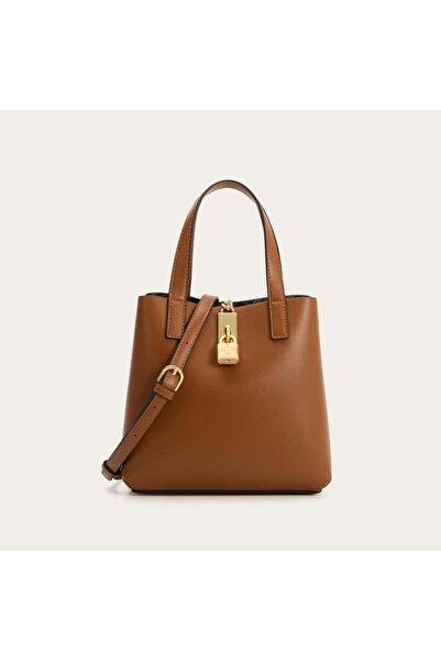Generic A distinctive medium-sized bag in brown